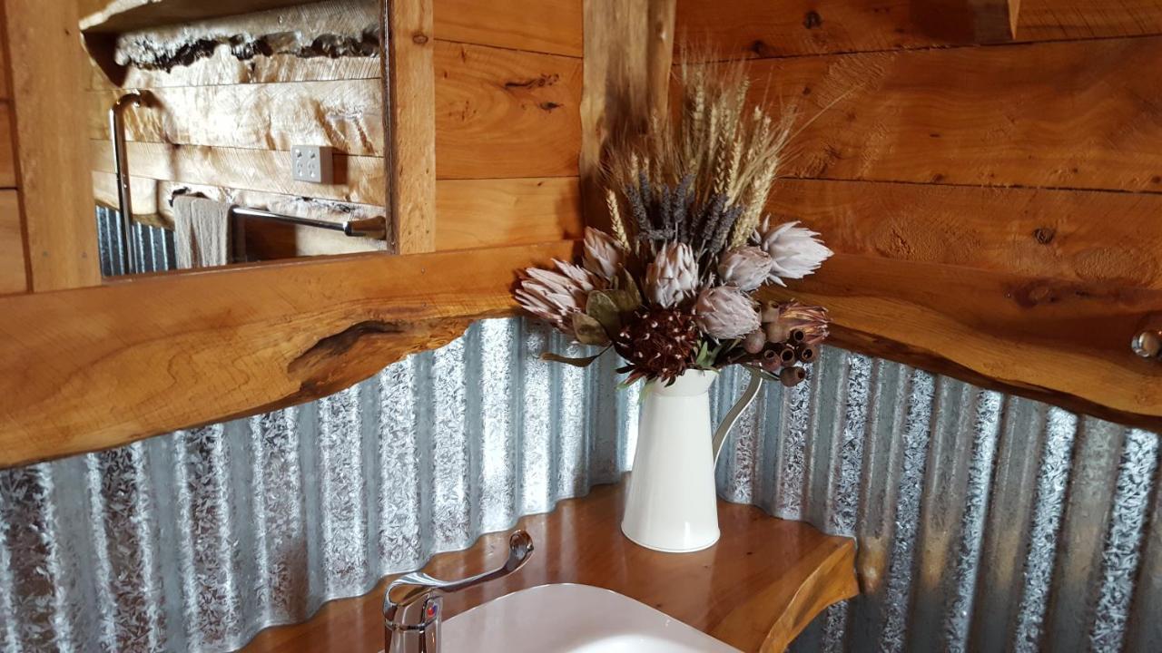 Rustic Hut Bush Retreat Bed and Breakfast Penguin Eksteriør billede