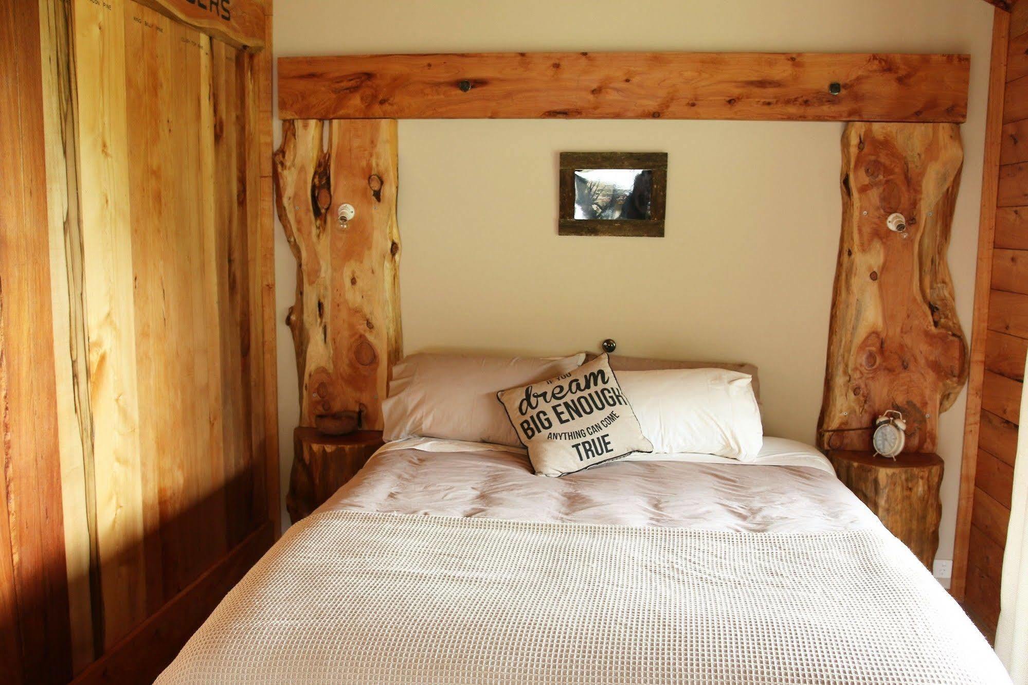 Rustic Hut Bush Retreat Bed and Breakfast Penguin Eksteriør billede