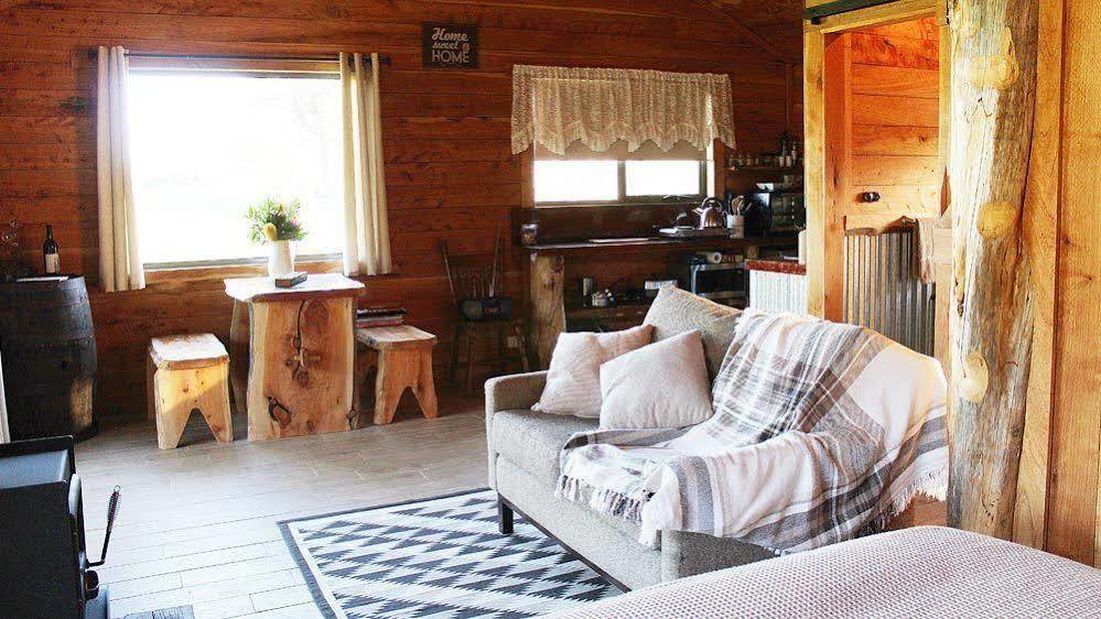 Rustic Hut Bush Retreat Bed and Breakfast Penguin Eksteriør billede